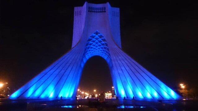 برج آزادی «آبی» شد