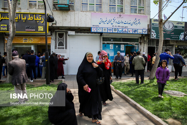 ازدحام مردم مشهد برای ثبت‌نام سیم‌کارت رایگان