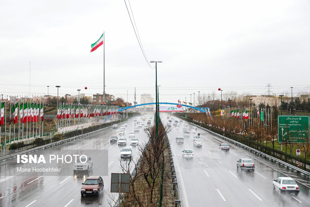بارش باران و مه گرفتگی در برخی از جاده ها