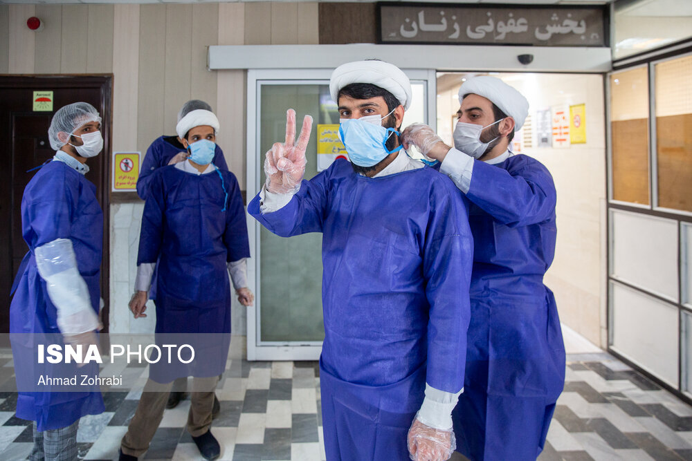 خدمت رسانی طلاب جهادی به کادردرمان قم در موج سوم کرونا