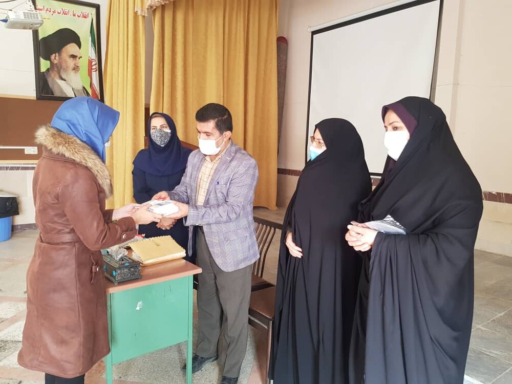 ۲۱ تبلت و گوشی هوشمند بین دانش آموزان کردستانی توزیع شد