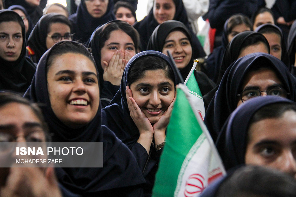 دختران دانش‌آموز برای فعالیت‌های اجتماعی آماده می‌شوند