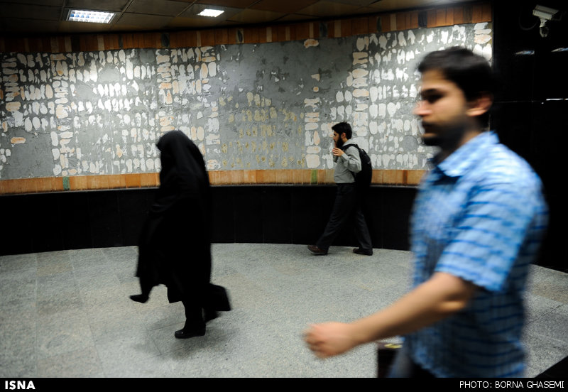 نصب برچسب‌های هشداری “گپ سکوهای مسافری” مترو