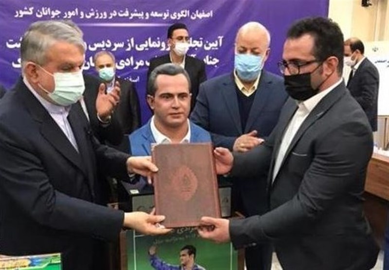 رونمایی از سردیس سهراب مرادی/ قهرمان المپیک آپارتمانش را تحویل گرفت
