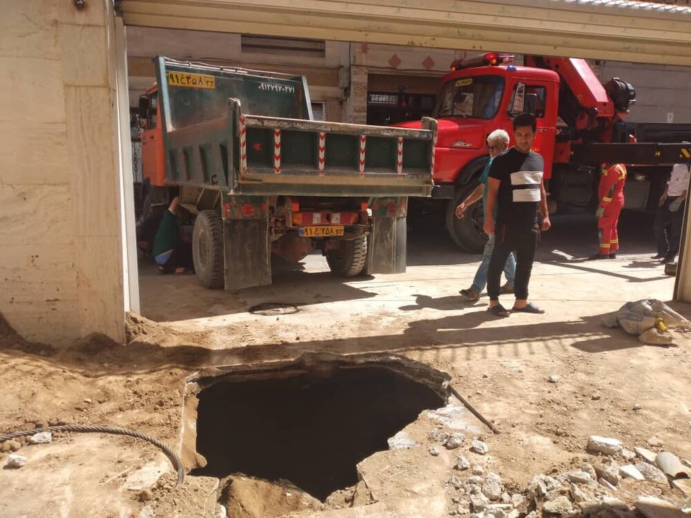 نشست زمین در خیابان سی متری جی/ فرورفتن خاور داخل گودال
