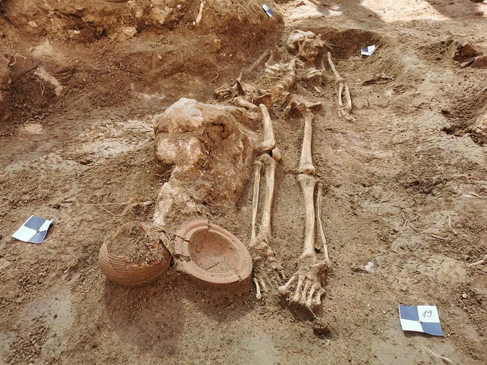 کشف گورستان باستانی در یک کاخ