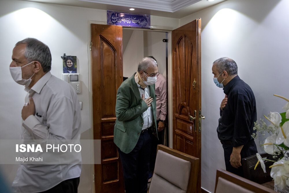 حضور جمعی از مسئولین در منزل خانواده‌ خبرنگاران فقید ایسنا و ایرنا