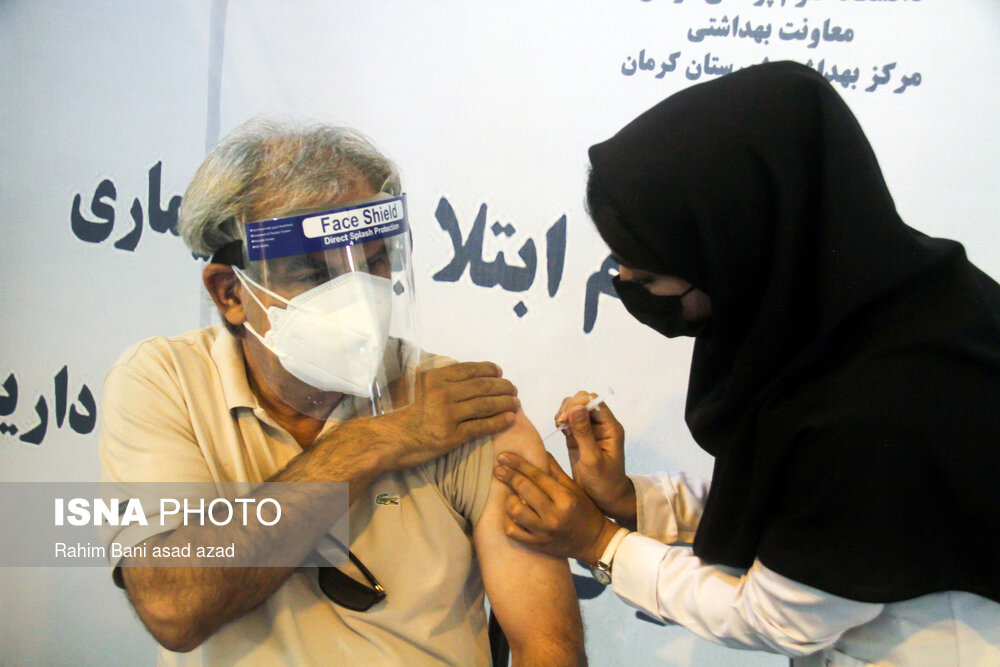 واکسیناسیون افراد بالای ۴۵ سال در کرمان