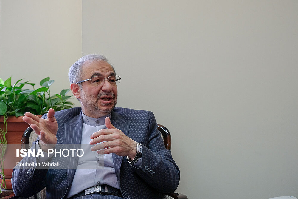 واکنش دستیار ظریف به تصاویر سقوط مردم افغانستان از هواپیما بر روی تی‌شرت‌های آمریکایی