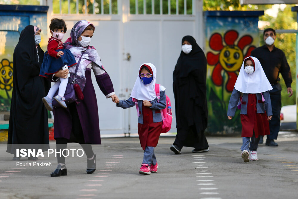 در چه صورتی مدارک تحصیلی دانش‌آموز صرفا به «پدر» داده می‌شود؟