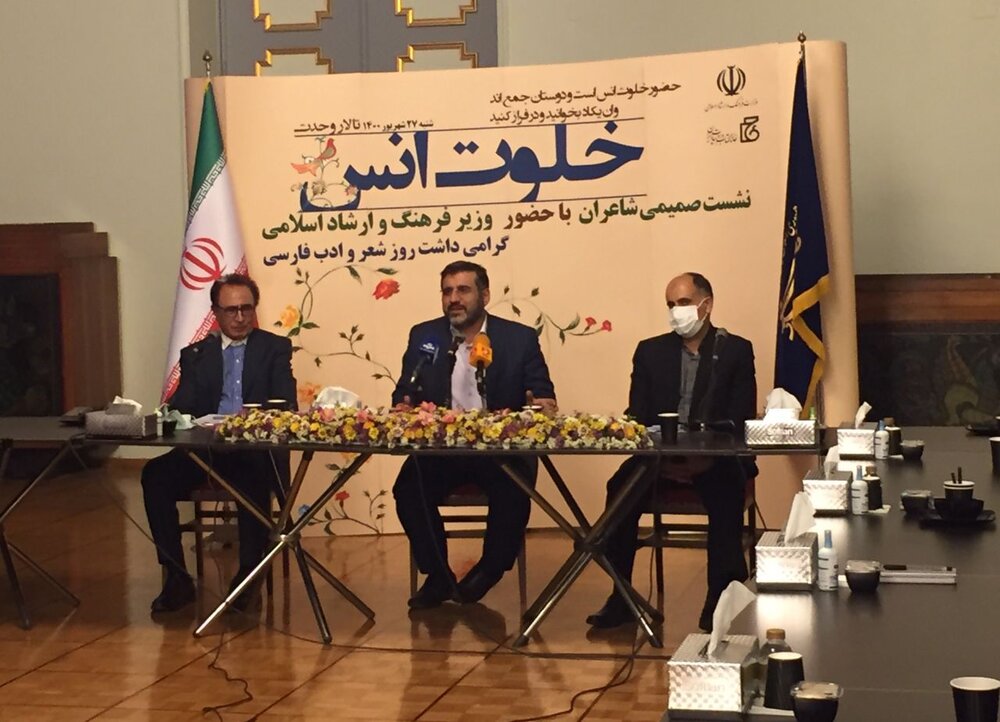 توجه به شعر و ادب به دور از نگاه ویترینی