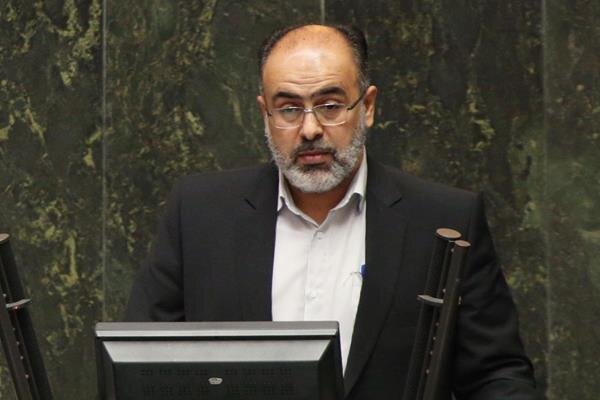 انتقاد نماینده خرم آباد از حضور زنان بی‌حجاب غیرمسلمان در گاندو