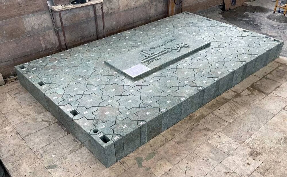 مقبره «سلطان العارفین» در انتظار سکوی سنگی نفیس