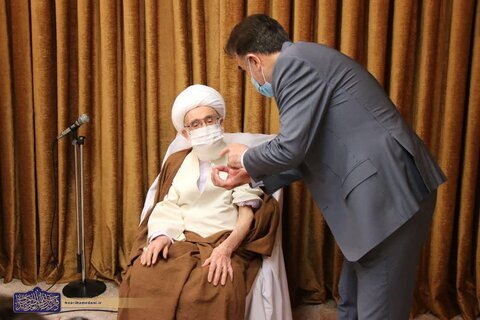 آیت الله نوری همدانی دوز سوم واکسن کرونا را دریافت کرد