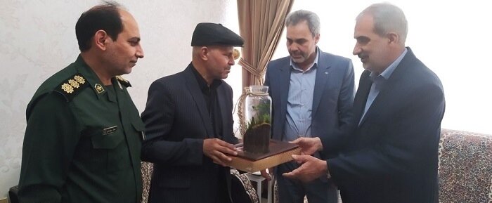 تجلیل وزیر آموزش و پرورش از جانباز فرهنگی در کرمان