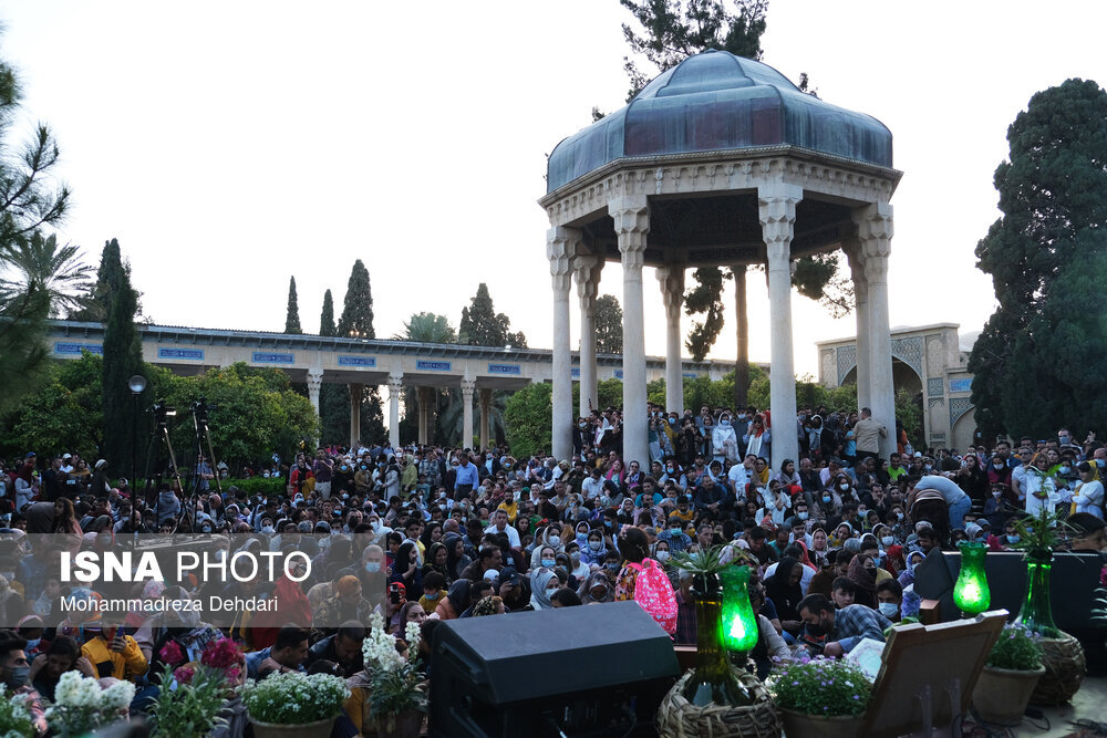 ۴۰ هزار نفر لحظه تحویل سال در حافظیه بودند