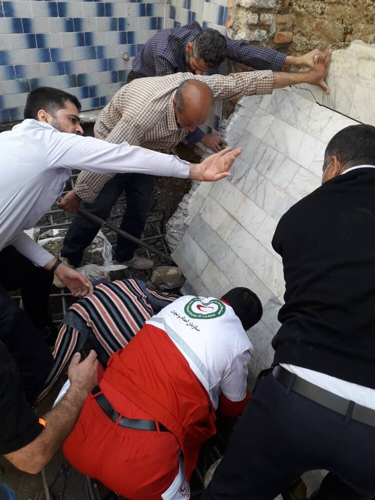 نجات مصدوم گرفتار شده زیر آوار ساختمان