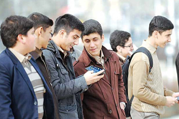 دهه هشتادی‌ها چطور به انقلاب و دین نگاه می‌کند؟ | استایل مورد قبول نسل زد را بشناسید