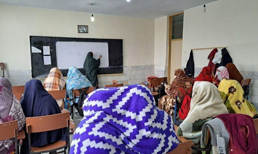 اطلاعیه دیرهنگام درباره عکس جنجالی برگزاری کلاس با پتو | شیطنت دانش‌آموزان بود!
