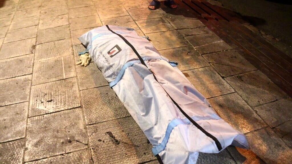 پلیس در تعقیب قاتلی با موهای بور | کشف جسد مرد جوان با زنجیر کیف زنانه دور گردن و دستمالی در دهان