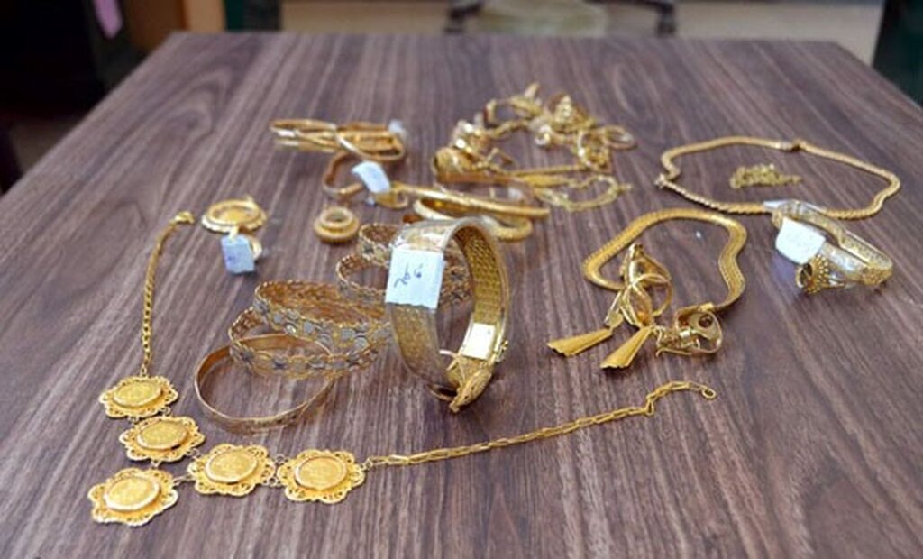 وقتی طلا و جواهر زیاد بلای جان یک پیرزن شد