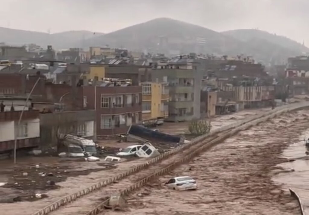 احتمال سرریز شدن سدها در ۳ استان | درگیری شدید ۶ استان با حوادث سیل و آبگرفتگی | عبور شمار حادثه‌دیدگان سیل از ۷۰۰ نفر | تخلیه یک روستا در لرستان