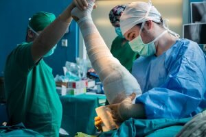 چه جراحی‌هایی به کاهش درد و سایر علائم آرتریت یا التهاب مفاصل کمک می‌کنند؟