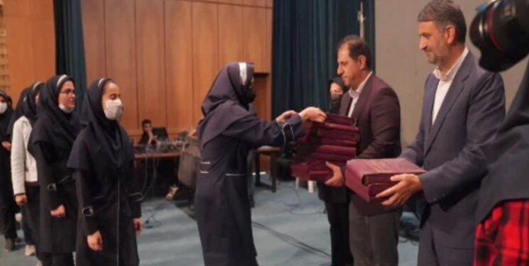 جنجال هدیه غیرمتعارف به دانش آموزان دختر | جمع آوری فوری هدایا و عذرخواهی رسمی آموزش و پرورش