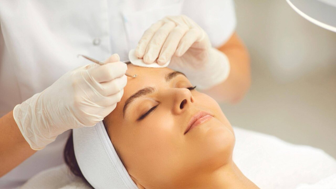 رونق خدمات غیر تخصصی زیبایی و جوان‌سازی پوست| چگونه از تخصص پزشک خود مطمئن شویم؟ | سردر گمی برای اطمینان از دریافت خدمات تخصصی پوست و زیبایی