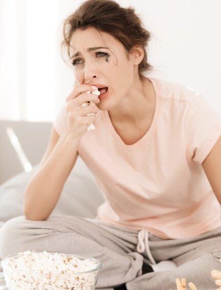 پرخوری می‌تواند عصبی باشد؟ آیا می‌شود حتی آب هم بخوریم؛ چاق شویم!؟
چطور مشکلات مربوط به روان، ما را وادار به زیادخوری می‌کند؟
