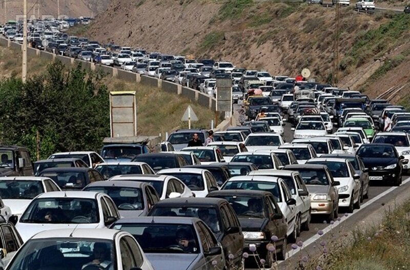 هشدار به زائران اربعین ؛ بازگشت را به جمعه موکول نکنید ؛ کمبود ماشین از کربلا به سوی مرزها | تصاویر ترافیک سنگین از سمت مهران