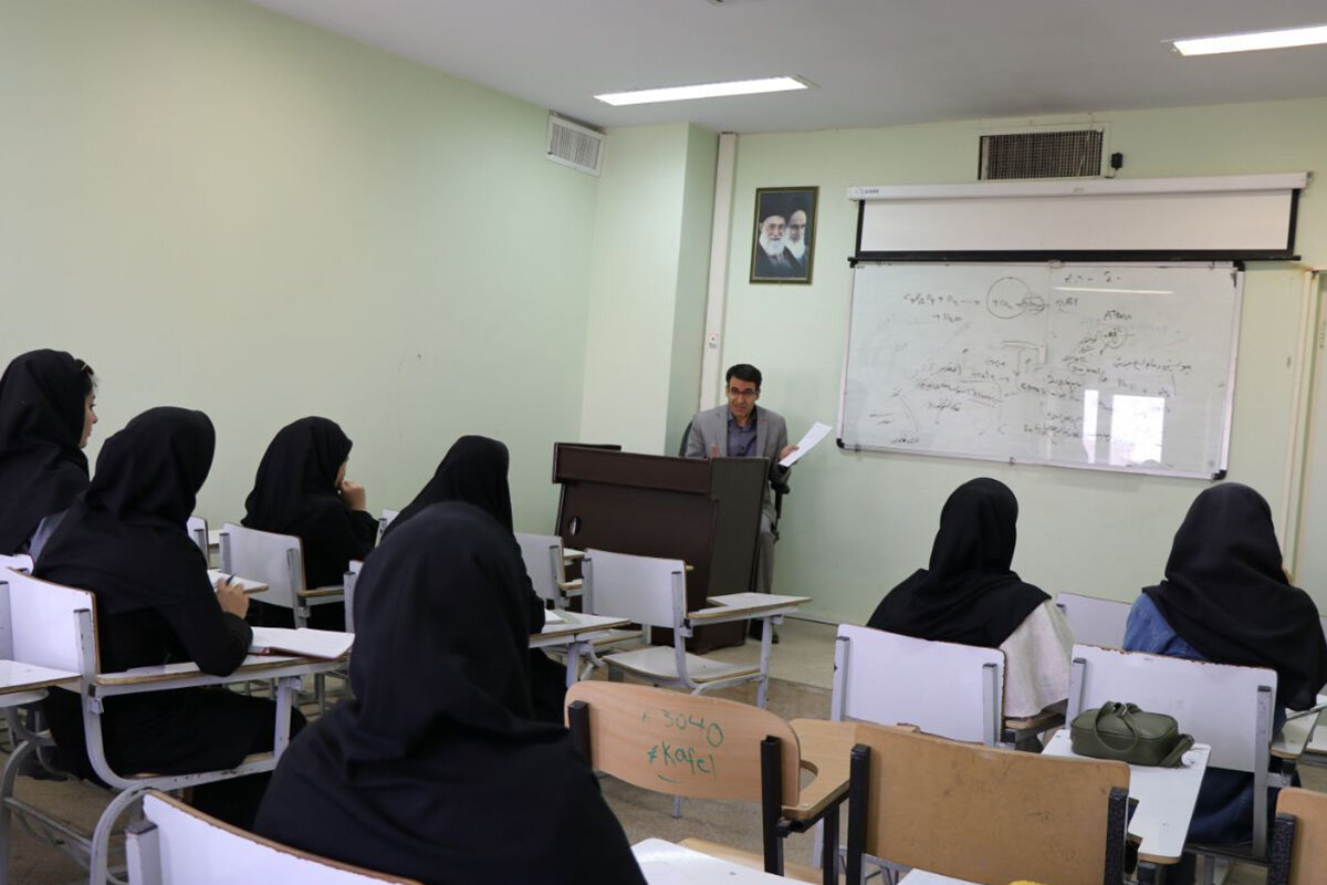 تعلیق ۳۰ دانشجوی دختر در یک دانشگاه پایتخت در دو سال اخیر ؛ پرونده ۲ دانشجو امنیتی است | یکی از اساتید سه سال بدون حضور حقوق دریافت می‌کرد