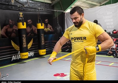 علی اکبری: هزینه‌ نگهداری از توله شیر بیشتر از خودم بود!