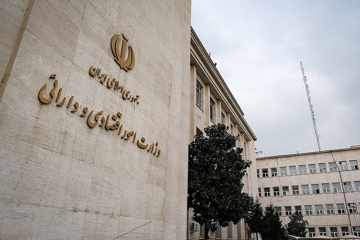 معمای پیچیده انتخاب وزیر اقتصاد ؛ کاربلد سیاسی یا اقتصاددان متخصص؟