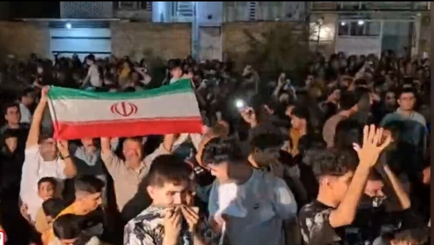 رقص و آواز محلی‌ بختیاری‌ها برای استقبال از قهرمانان کشتی + ویدئو