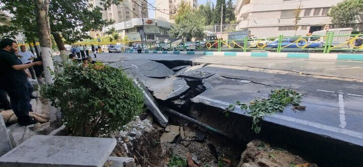گرفتار شدن خودروها در فرونشست زمین در شهرک ولیعصر + تصاویر