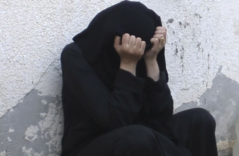 پناه بردن دختر ۱۳ ساله به پلیس | کمکم کنید!