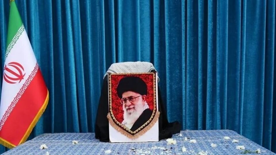 محل قرار دادن تابوت رهبر شهید در حرم امام حسین علیه السلام + فیلم محل قرار دادن تابوت رهبر شهید در حرم امام حسین علیه السلام + فیلم
