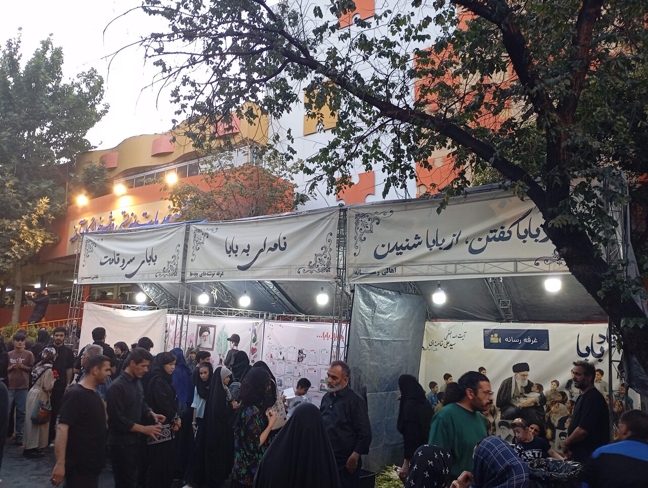 «به یاد بابا»|کودکان شیرخوارگاه آمنه چگونه شهید خامنه‌ای را بدرقه کردند؟