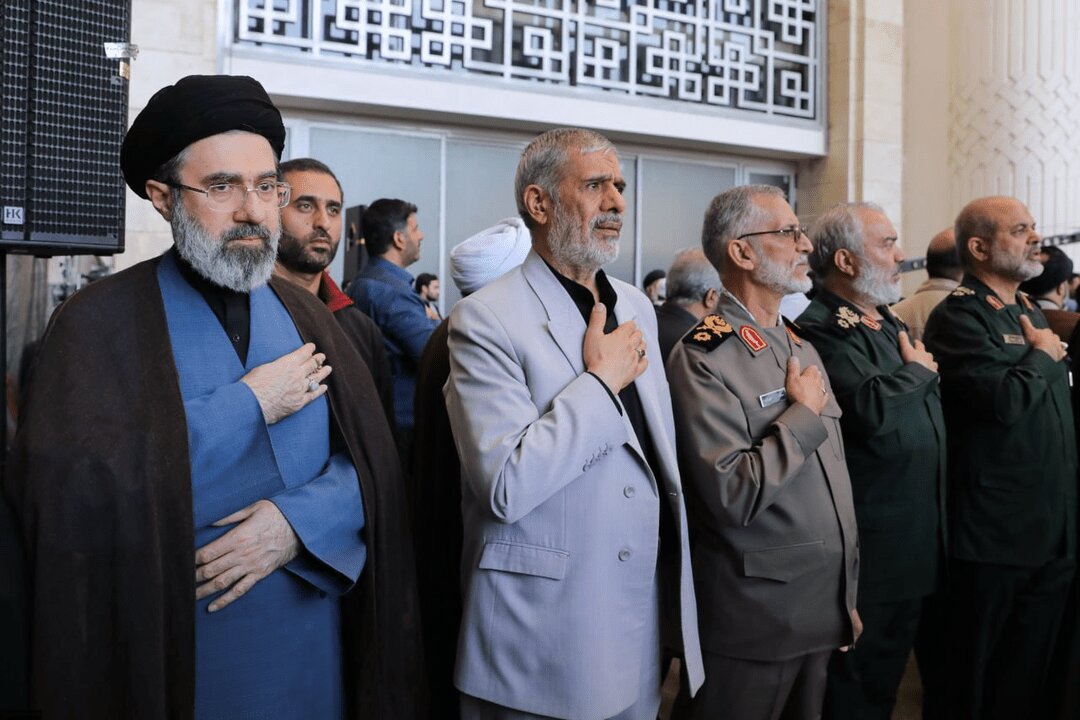 هدیه آیت‌الله مجتبی خامنه‌ای به چهره معروف تلویزیون | تا ۶ ماه به کسی ندهید | ببینید