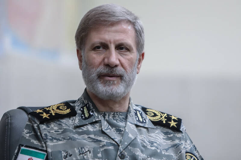 سرلشکر حاتمی: خود را برای جنگ ناهم‌طراز آماده کرده‌ایم